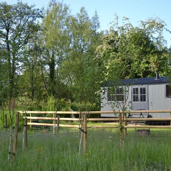 Large Luxury Shepherds Hut with Hot Tub nr Bath, hotel v destinaci Bristol