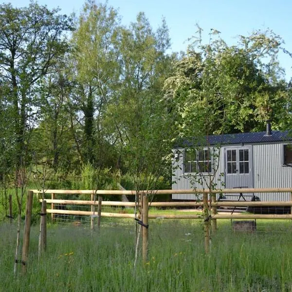 Large Luxury Shepherds Hut with Hot Tub nr Bath, hotel in Temple Cloud