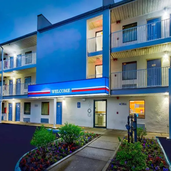 Motel 6-Warren, MI - Detroit East، فندق في وارين