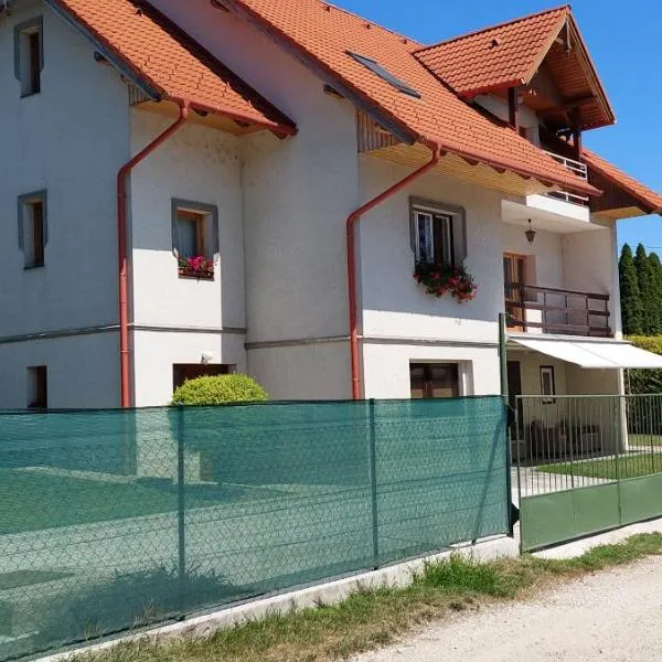 Szikszai Apartman、バラトンフューズフーのホテル