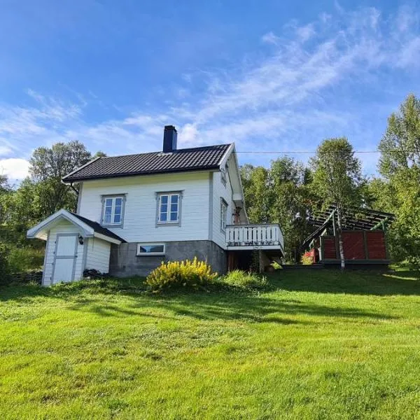 Cabin magic on Senja, atmosphere like a fairytale, hotel v destinaci Botnhamn