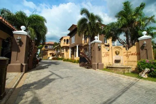 Luxury Penthouse Condo with Pool, hotel v destinaci Kingston