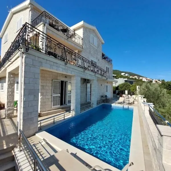 Villa Mare Apartments, hotel v destinaci Tivat