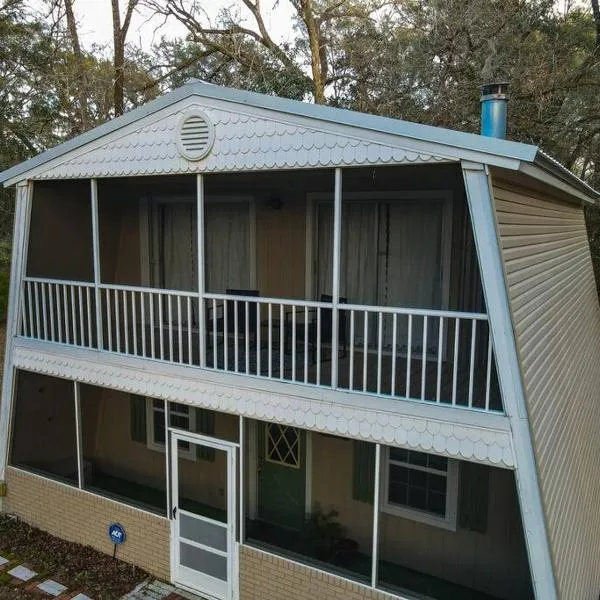 Huck's Hideaway near the Santa Fe River, Hotel in High Springs