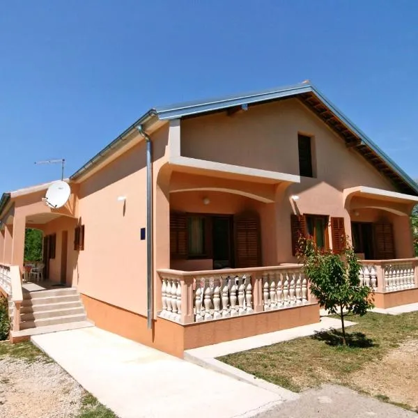 Apartments with parking space Rovanjska, Paklenica - 6209, hotel in Rovanjska