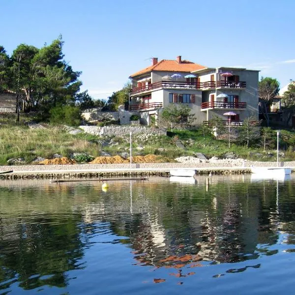 Seaside apartments with a swimming pool Nin, Zadar - 6153, hotell Ninis