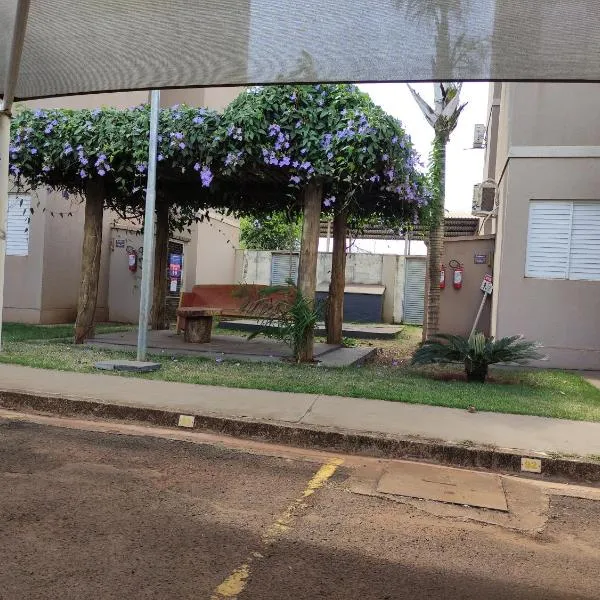 APTO EM CONDOMÍNIO FECHADO ( B1-304), hotel in Rio Verde