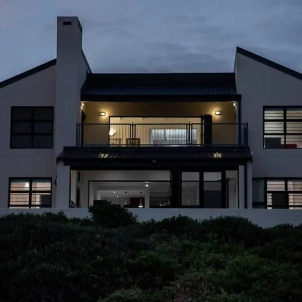 Pearl Haven, coastal comfort just steps from the shore!, hotel v destinaci Yzerfontein