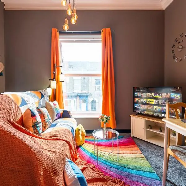 Art-Filled Bohemian 1 Bedroom Apt 2 Beds Colourful Praise Inn Apartment, hotel in Hull
