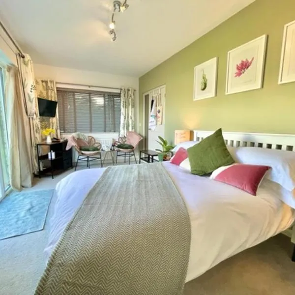 Beautiful Garden Room with Private Entrance, hotel a Kingsbridge