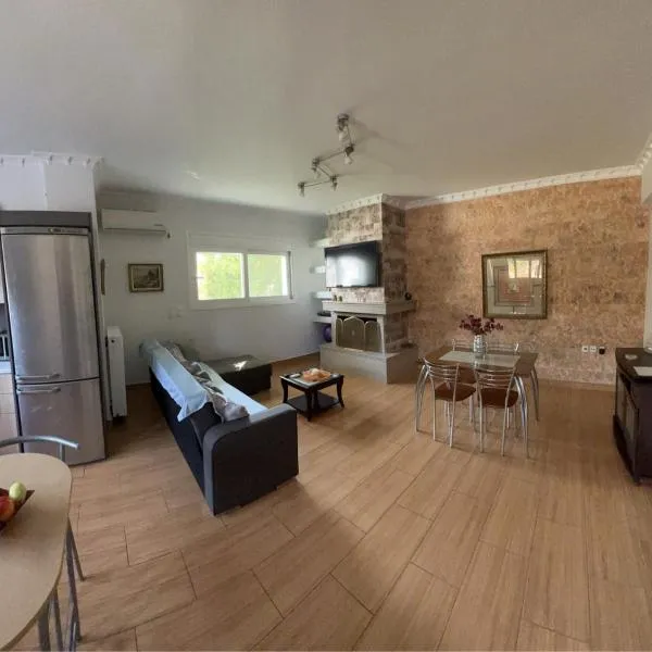 KONTIS' Luxury Detached house near the sea, hotel v destinácii Loutraki