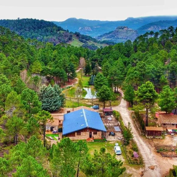 Casa Esmeralda en ZAFIRO LAGUNAZO Parque Natural Rio Mundo Riopar, hotel em Riópar Viejo