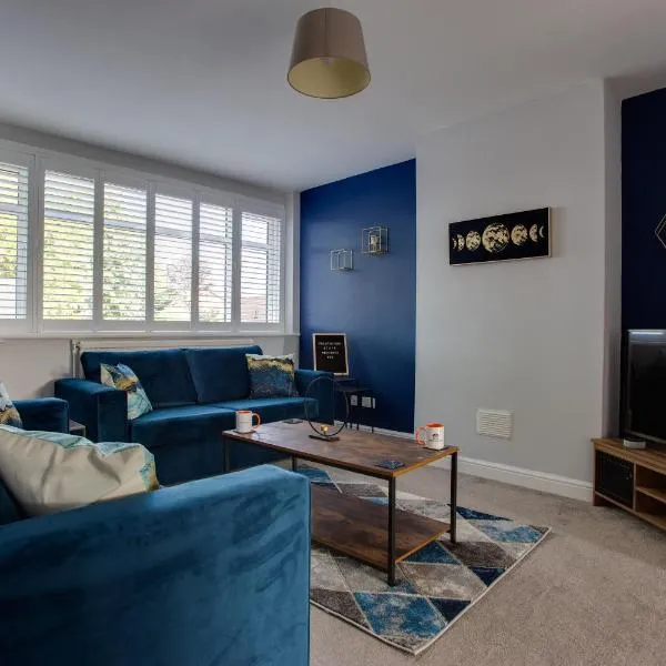 SAXON ROAD - A 3 Bedroom House with Garden by Prestigious Stays - Includes Wifi, Netflix & Amazon Alexa, ξενοδοχείο σε Sunbury Common