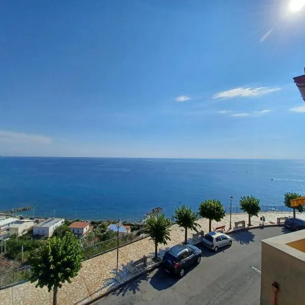 Un Oblò sul Mare, hotel em San Lucido