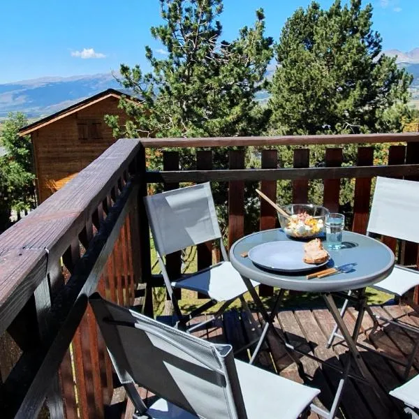 Chalet Individuel Les Sorbiers - 80m2 - Jardin - Barbecue - Wifi - Netflix - Ski & Randonnée - Pyrénées Catalanes Françaises -, hotel din Eyne