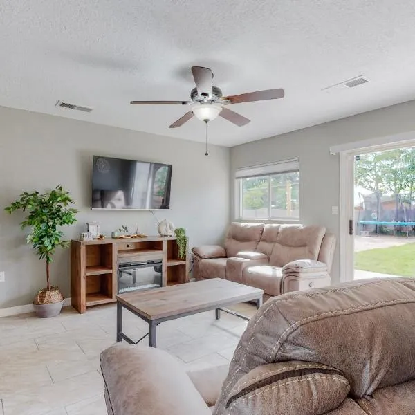 Comfortable 3-bedroom home with spacious backyard, hotel v destinaci Albuquerque
