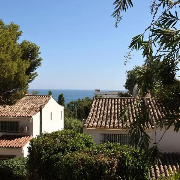 Quaint 2 Bedroom Townhouse with Pool close to Sea!, hotel v destinaci Benalmádena