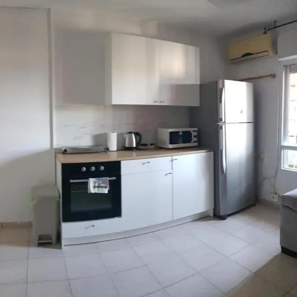 Cozy Flat with Parking well-placed near TLV Airport, hotel di Assaf Harofeh