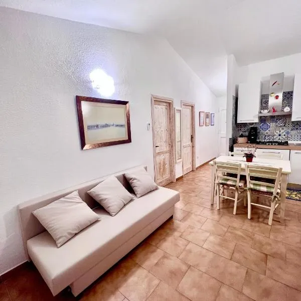 DOMUS HENRICUS -THREEROOM APARTMENT IN PORTO POLLO 400 Meters from the sea, מלון בפורטו פולו