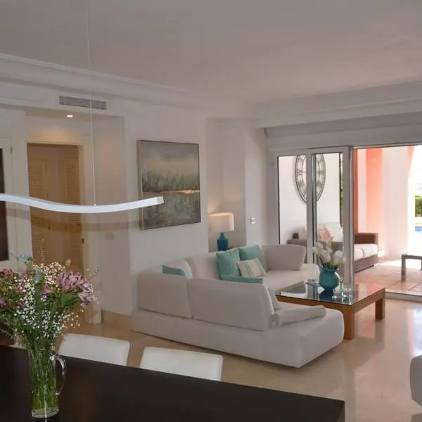 Lovely 2 bedroom unit with private pool, hotel v destinácii Sotogrande