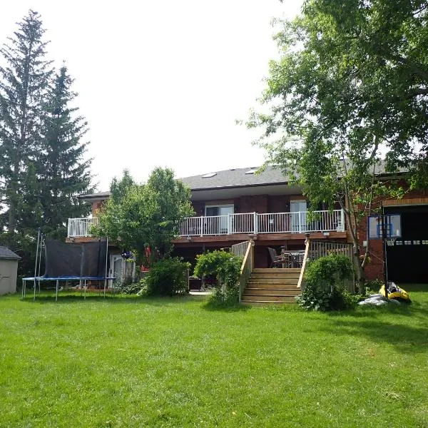 Luxury Lakefront 4-Bedroom Cottage with Great Outdoor Space and Private Dock, hotel in Lindsay