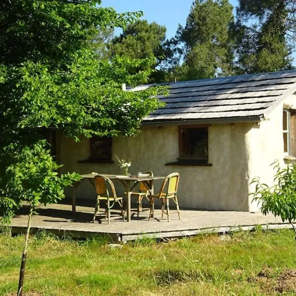 maisonnette écologique isolée en botte de paille, hotel in Ploërmel