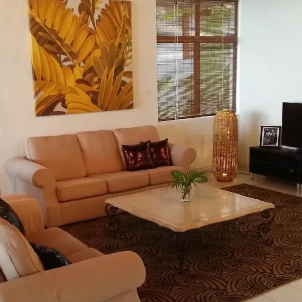 Beach Front Bungalow Tanjung Bungah, hotel in George Town