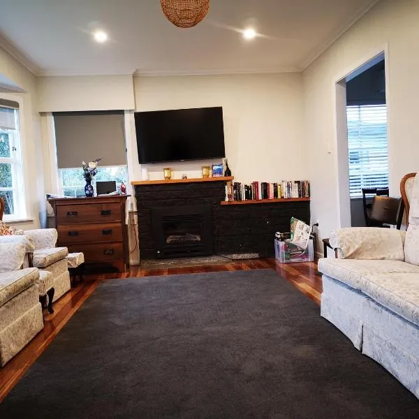 Cheerful 4 Bedroom Holiday Home (Sleeps 7), hotel v destinaci Rotorua