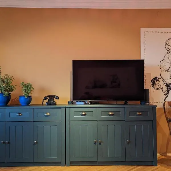 Center, Private Garage, Danube & Fortress, 3 bdrm 2 bath, hotel in Novi Sad