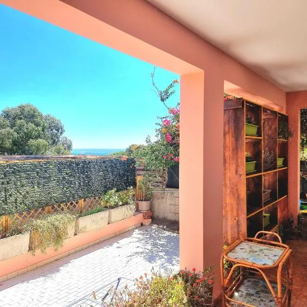 Viesnīca Stylish home with patio 4 min walk to the beach pilsētā Solanaza