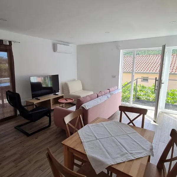 Apartmani Mlinar - One bedroom apartment with seaview, hotell i Grebaštica