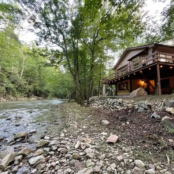 Cozy Creekside cabin- 35m to Boone, hotel in Mountain City