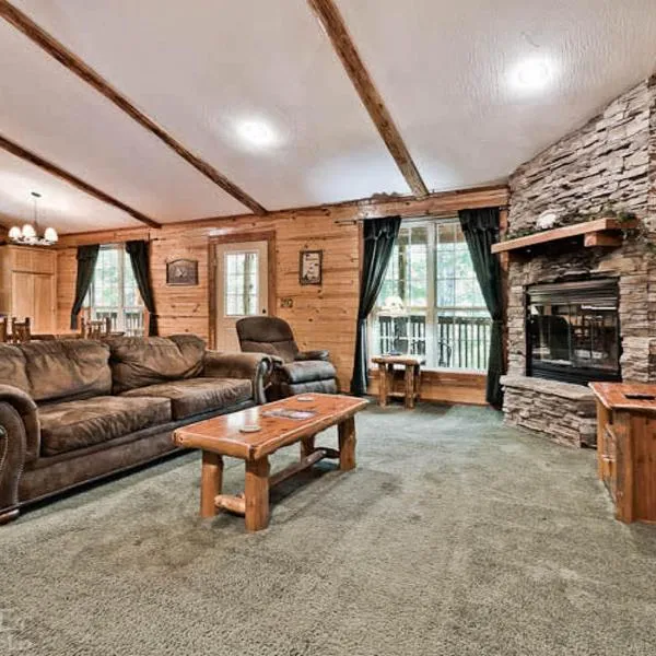 Secluded Cabin Pool WiFi smart TVs Beaver lake, hotel in Pine Top