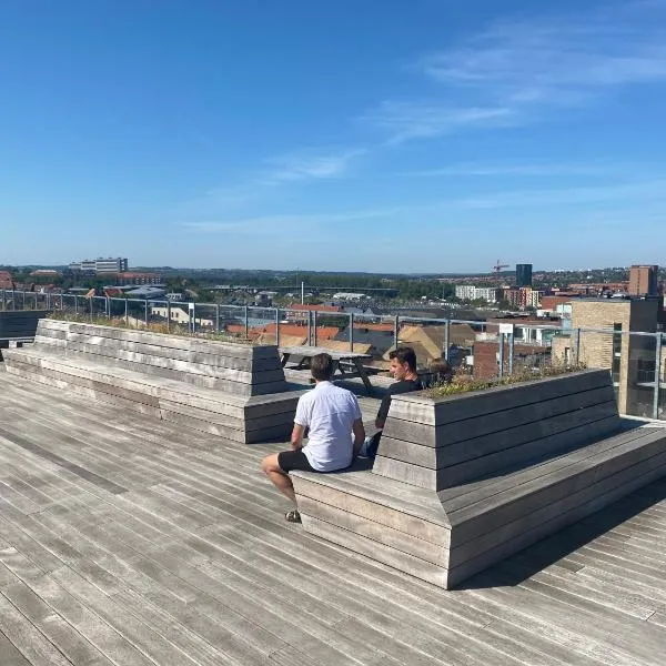 Modern Central Apt with Rooftop, Privat Balcony, & Free Parking,next to Aarhus Attractions, hotel v destinaci Arhus