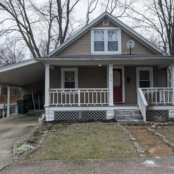 Ohio Ave 3 bed house Historic Downtown Loveland, hotel v destinaci Loveland