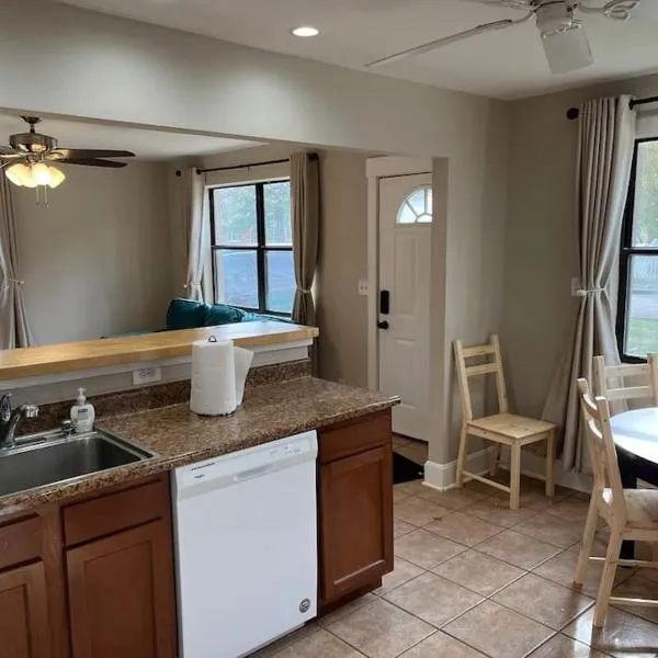 Park Ave 3 Bedroom House walk to Bike Trail, hotel in Loveland