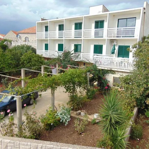 Apartments and rooms by the sea Sucuraj, Hvar - 12887, hotel v destinaci Sućuraj