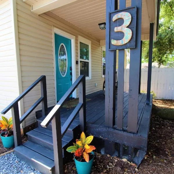 Beachy Bungalow for Family Fun! Walk to beach!, hotel en Pensacola