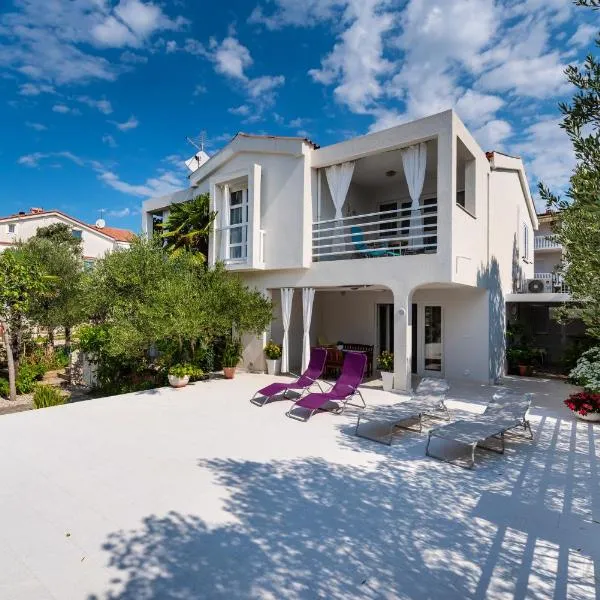 Apartments by the sea Mandre, Pag - 13015, Hotel in Kolan