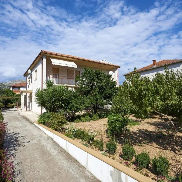 Apartments and rooms with parking space Trogir - 13102, hotel en Okrug Gornji