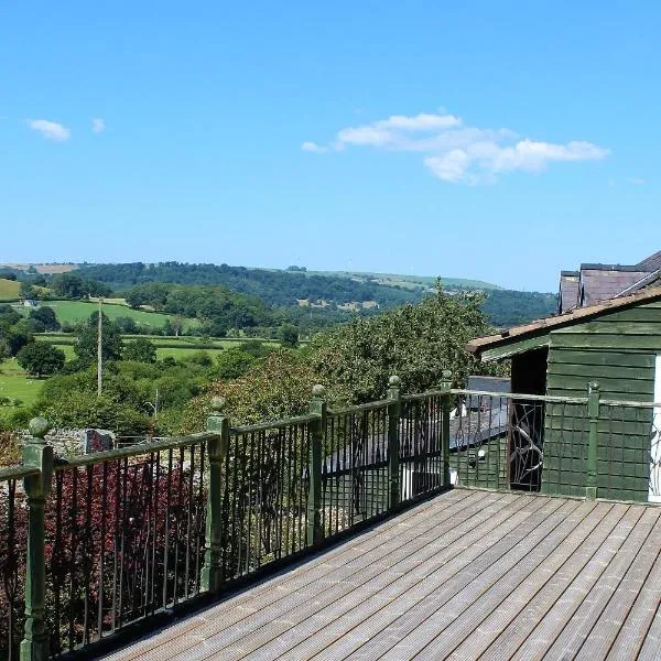 Redwood Lodge, Dee Valley Stays - cosy microlodge with detached private shower & WC, hotel in Corwen