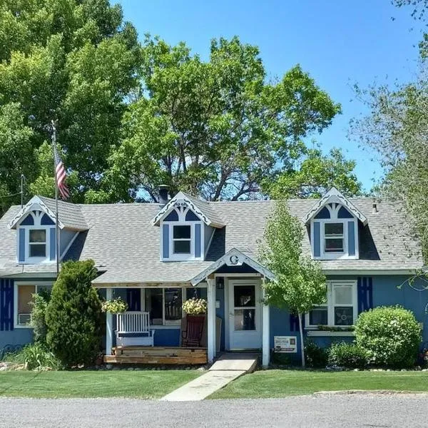 The Goulding Cottage and farm - 4 beds, 3 baths, hotel in Henrieville