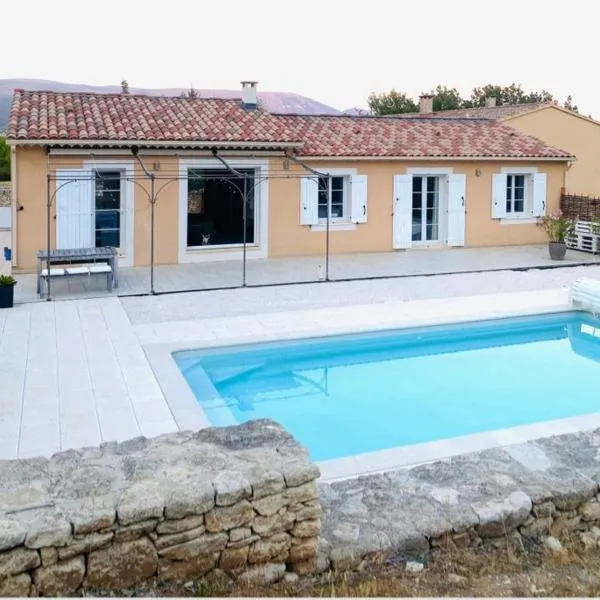 Jolie maison de 110 m 2, pour 6 personnes, au calme, avec piscine，Les Cordiers的飯店