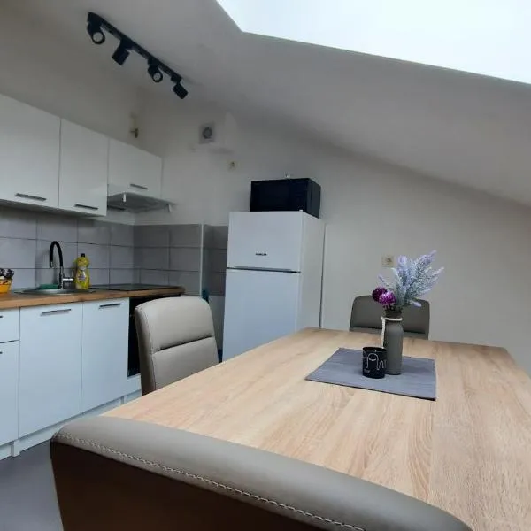 Studio apartman Lea 2, hotelli Čazmassa