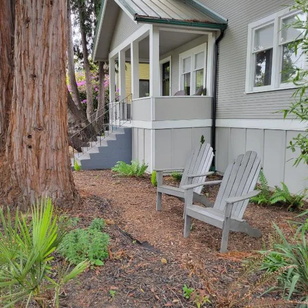 Modern Craftsman Garden Patio in Georgetown, hotel in Seattle