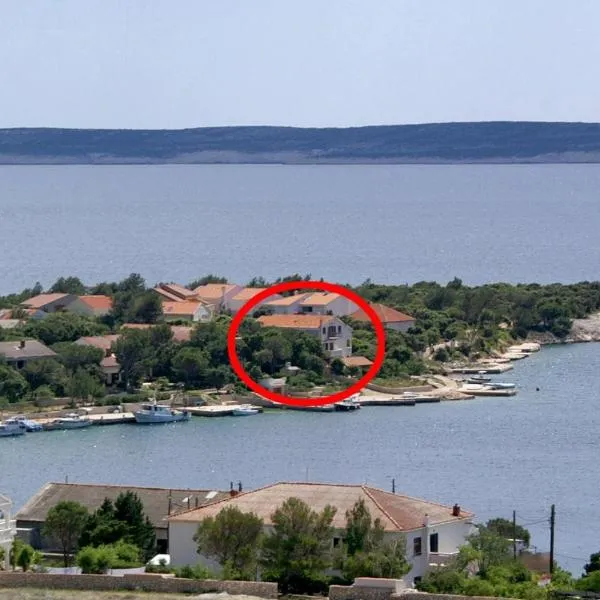 Apartments by the sea Simuni, Pag - 236, hotel en Kolan