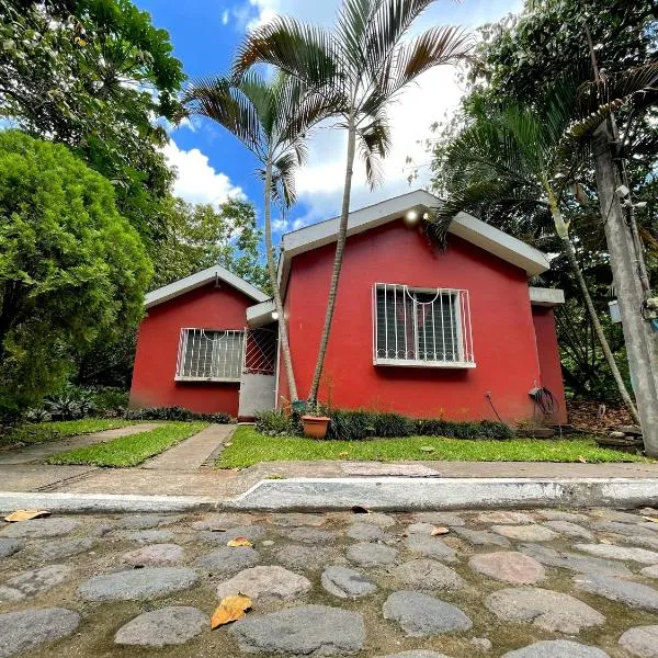Casa a 5 minutos de los parques del IRTRA, hotel in Pucá