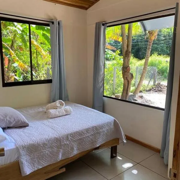 Beautiful 2-bedroom home OR Studio Apartment OPTION in Santa Cruz, hotel in Lagunilla
