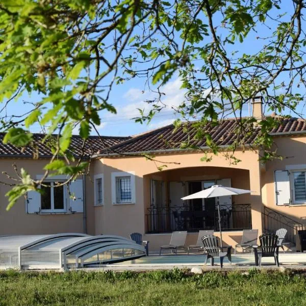 Villa de charme avec piscine couverte et 2500m2 de terrain, готель у місті Lablachère