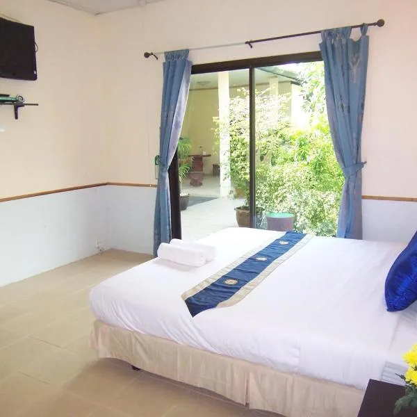 Phuket Airport Overnight Hotel، فندق في شاطئ ناي يانغ